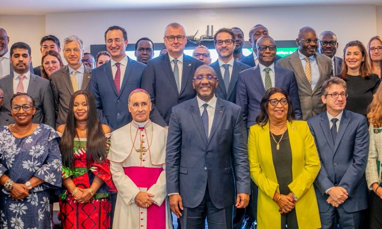 Le ministre Souleymane Diarrassouba (4e à gauche) a échangé avec les ambassadeurs. 