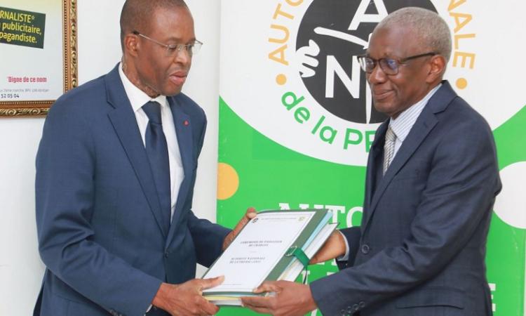 Bakari Sanogo (à g.) recevant les dossiers du président sortant, Samba Koné. (Ph. DR)