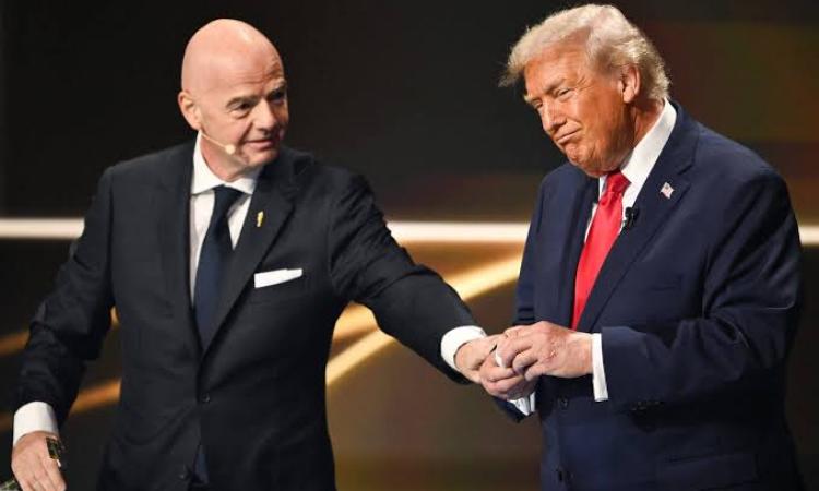 La Fifa et Gianni Infantino (à gauche) sont pris dans le tourbillon de cette affaire de carton rouge annulé de Folarin Balogun.