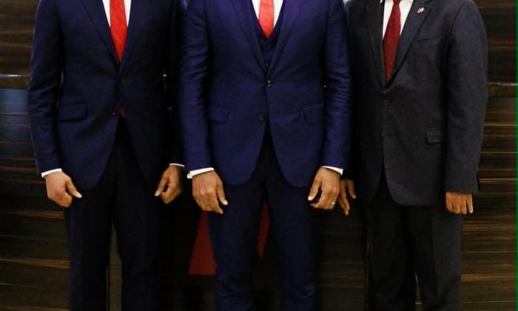 Tony Elumelu (au centre) cède son fauteuil à Emmanuel N. Nnorom (à droite) 