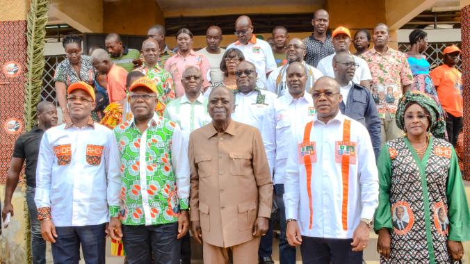According to Jeannot Ahoussou (centered on the first line), the one and only father of the “12 labors of the African elephant” is named Henri Konan Bédié and no one else.