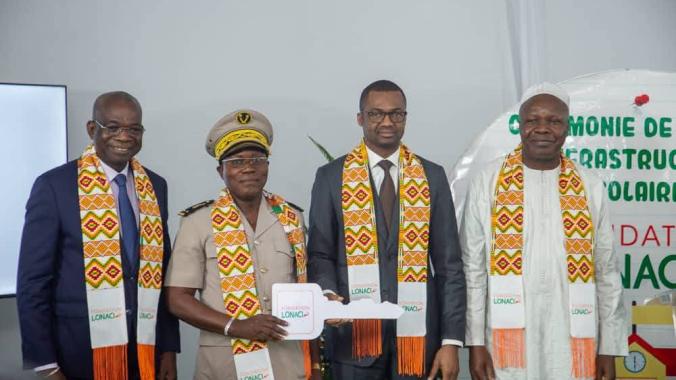 Abdoulkarim Ouattara et des représentants de localités bénéficiaires ont immortalisé le moment. (Ph. DR)