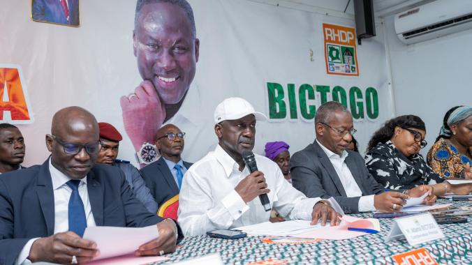 Adama Bictogo (au micro) veut maîtriser Yopougon pour Alassane Ouattara.