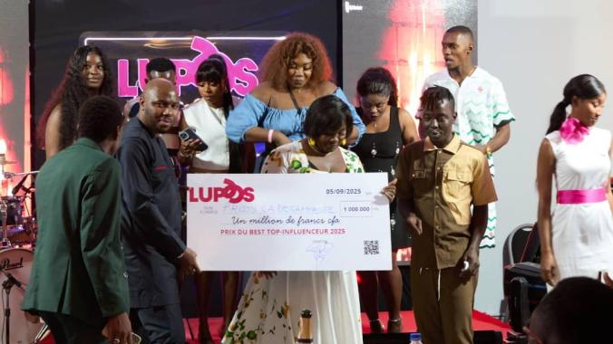 Prissy La Degameuse (au c,), heureuse de recevoir son prix des mains des organisateurs. (Ph. DR)