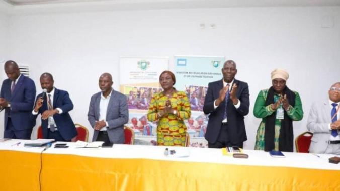 Dans l’une des classes du Lycée moderne d’Angré, la ministre Mariatou Koné s’est réjouie de voir enseignants et apprenants déjà en activité. (Ph. DR)