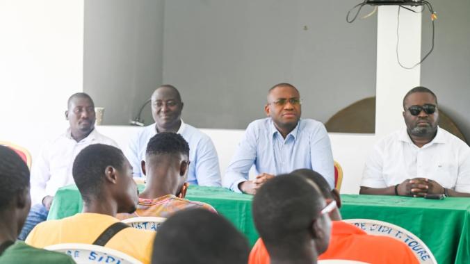 Sidi Touré (2e à droite) met en mission les jeunes de Béoumi. (Ph. DR)