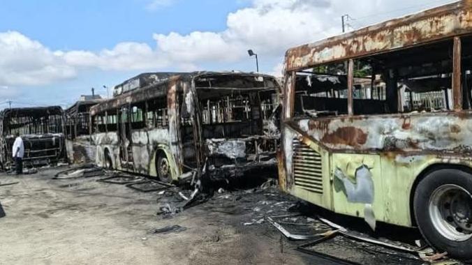 Des bus calcinés à la gare Sotra de Koumassi. (Ph. DR)