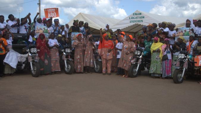 Harlette Badou Kouamé N’Guessan procédant à la remise de 17 motos-taxis aux responsables d’associations féminines du département d’Arrah.