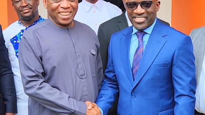 Ahoua Don-Mello (à gauche) a partagé sa vision pour la Côte d’Ivoire. 