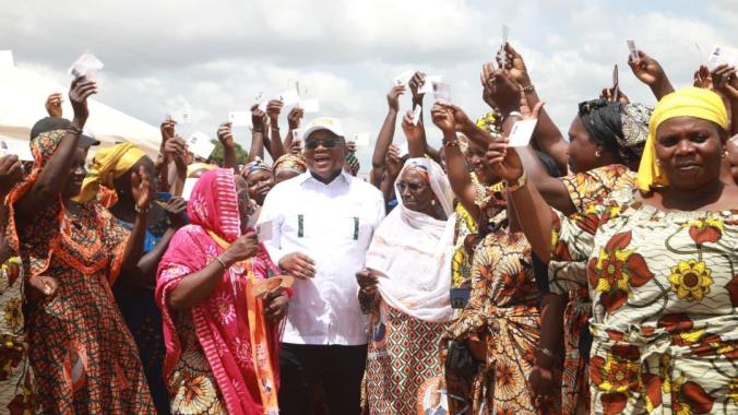 Amadou Coulibaly en mission de terrain dans le Poro, exhortant les populations à un vote massif pour Ouattara.