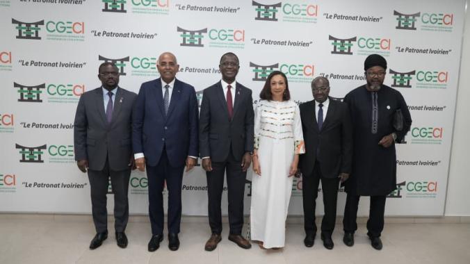 Patrick Achi (2e à partir de la gauche) a débattu avec les acteurs du secteur privé.