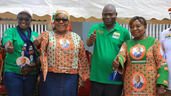 Anne Ouloto-Lamizana (2e à partir de la gauche) a réussi à faire virer au Rhdp des militants de l’opposition.
