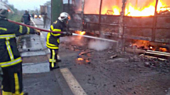 Les secours n’ont pas pu sauver des camions en feu.