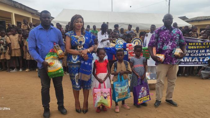 Les élèves ont reçu des vivres et des kits scolaires.