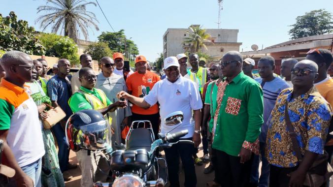 Amadou Coulibaly (au centre) remettant les motos. 