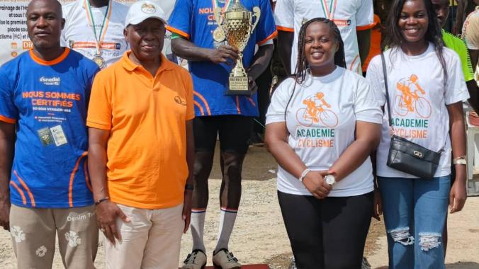 Andé Emmanuel (trophée en main) a été le plus régulier lors de cette course.