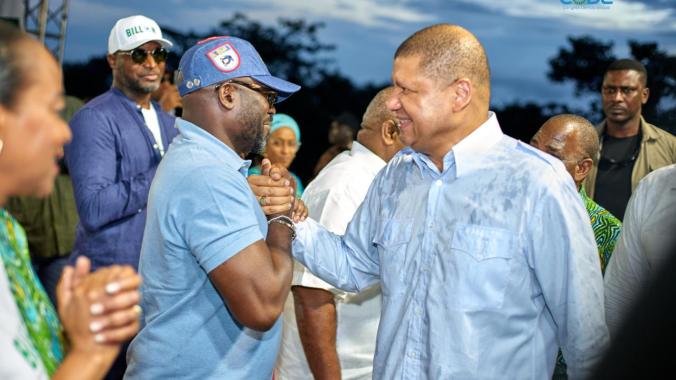 Jean-Louis Billon (à droite) a communié avec des populations à Akoupé. 