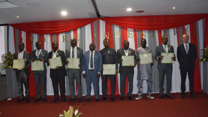 Des récipiendaires immortalisant l'instant avec leurs médailles et parchemins.