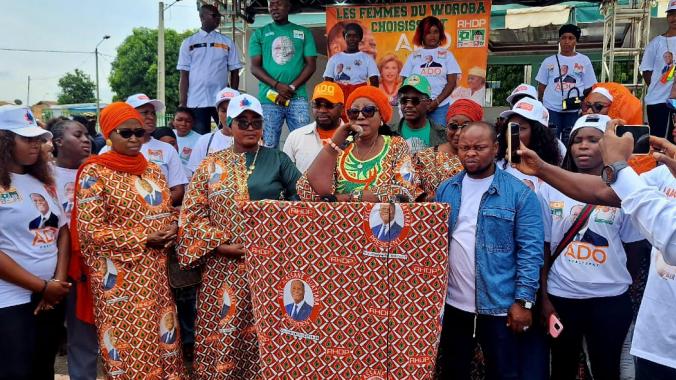 Dr M’Bahia Maférima (au pupitre) a assuré du soutien des femmes du Worodougou à Ouattara. 