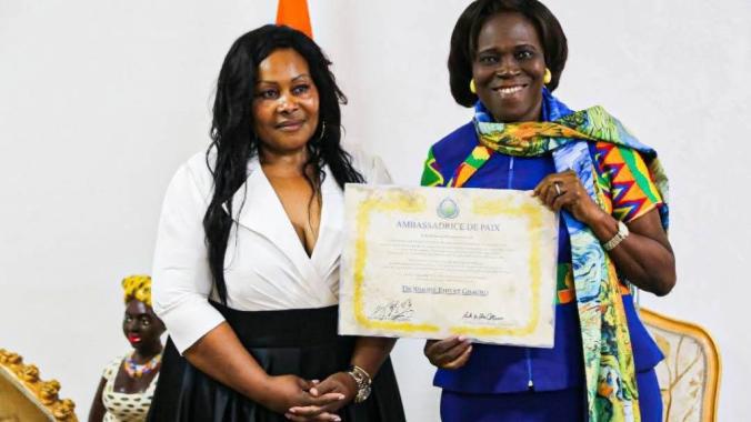 Simone Ehivet Gbagbo a reçu avec le sourire sa distinction d’ambassadrice de paix.