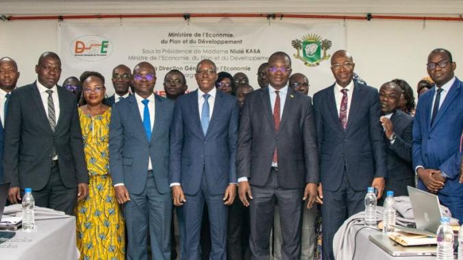 Les officiels et les participants à l’issue de la cérémonie inaugurale.