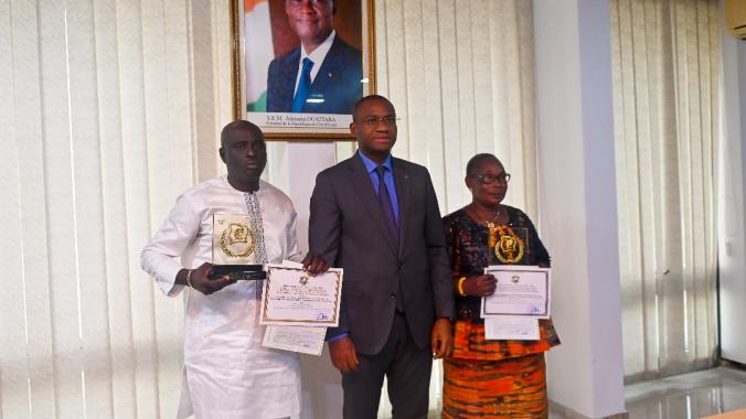 Sidi Touré (au centre) a demandé aux lauréats de redoubler d’ardeur pour atteindre le sommet.