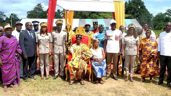 Le nouveau chef intronisé a reçu son parchemin.