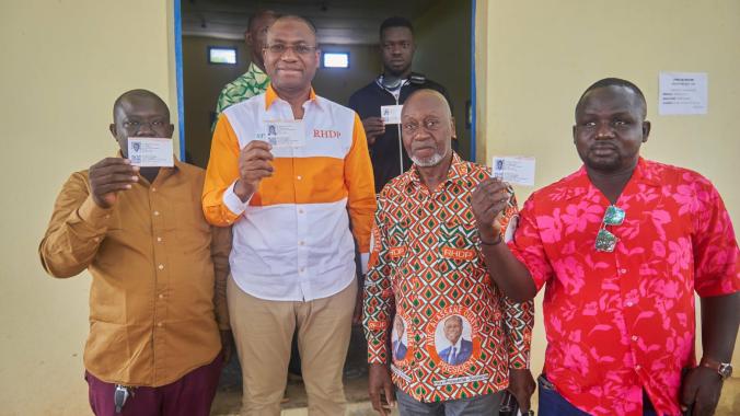 Sidi Touré (2e à partir de la gauche) a donné l’exemple en retirant sa carte d’électeur.