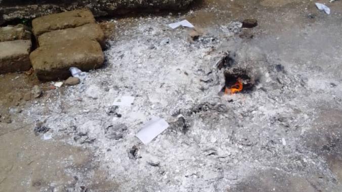 Des urnes ont été incendiées.