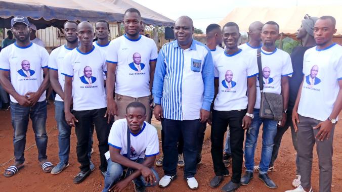 Sam Wakouboué (en chemise) a parlé avec les jeunes de Niambézaria. 