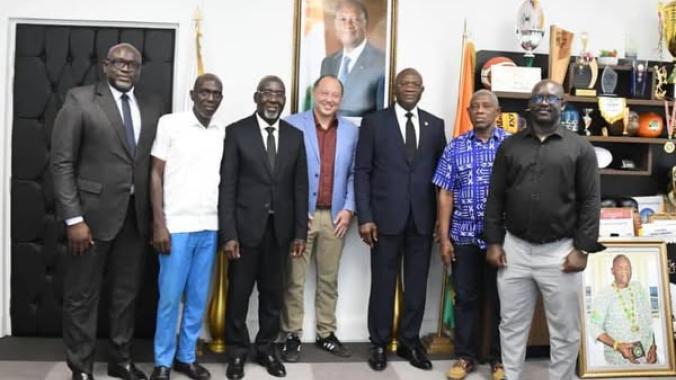 Adjé Silas Metch (3e à partir de la dr,) a invité les dirigeants de la Five à offrir des qualifications à la Côte d'Ivoire. (Ph. DR)  