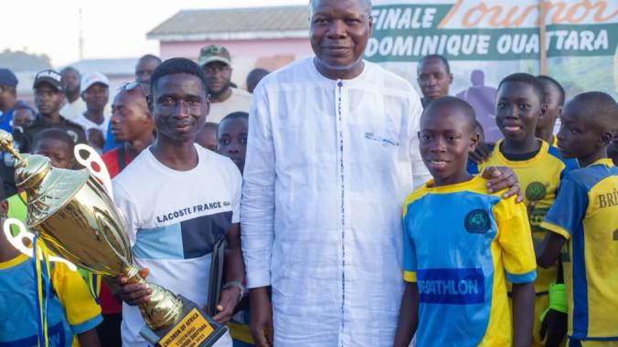 Le ministre Mabri Toikeusse a félicité l'équipe victorieuse (PH: A . Kpan)