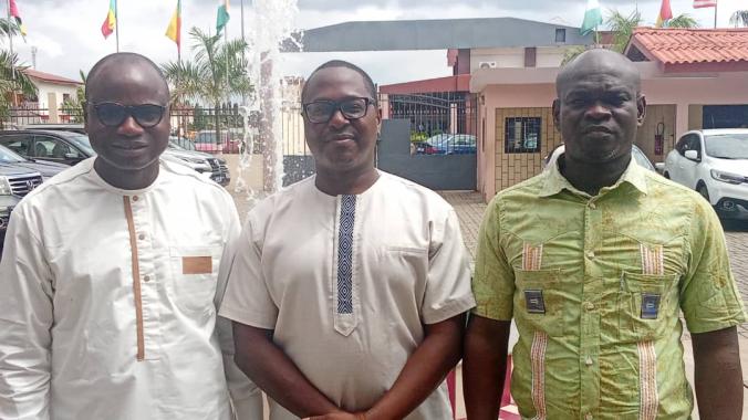 Mainza Mugoya (au centre) et ses collaborateurs, Sifolo Coulibaly (à gauche) et Adou Kramogo (à droite), ont présenté le Rapport Tasai 2024. (Ph. DR)