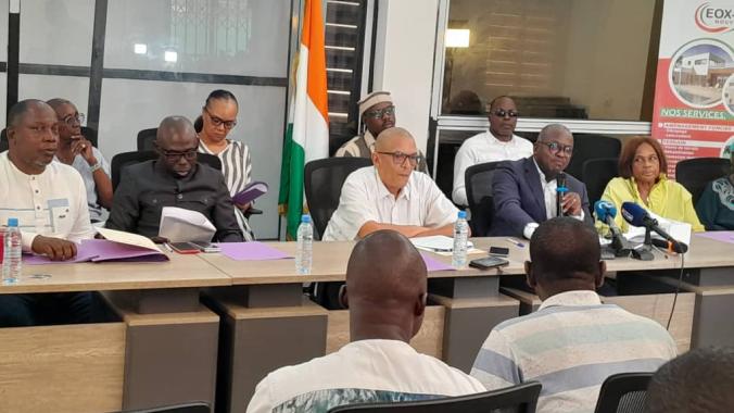 Les acquéreurs lors de la conférence de presse.