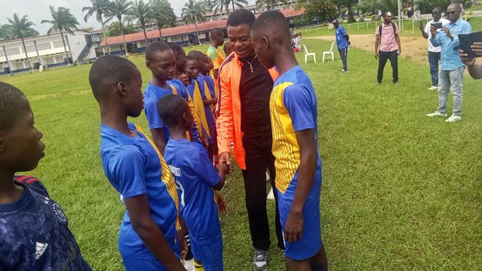 Le Dvs se faisant présenter des acteurs. 