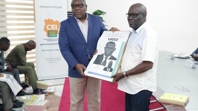 Coulibaly-Kuibiert (à gauche) a remis les affiches et spécimens aux candidats, avant l’ouverture de la campagne pour les législatives.