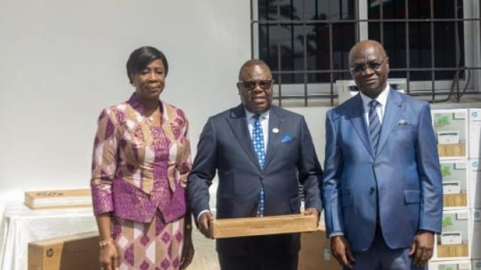 Symboliquement, une partie du don a été remise au président de la Cour de cassation, Yua Koffi. 