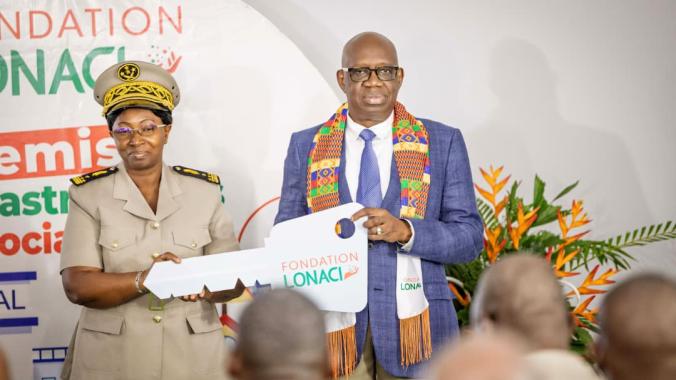 Dramane Coulibaly remettant une clé à la représentante d’une localité bénéficiaire. (Ph. DR)