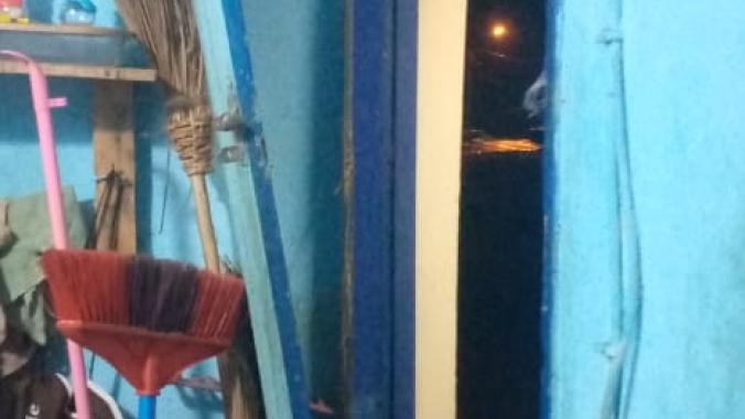 Une vue de la porte arrière cassée.