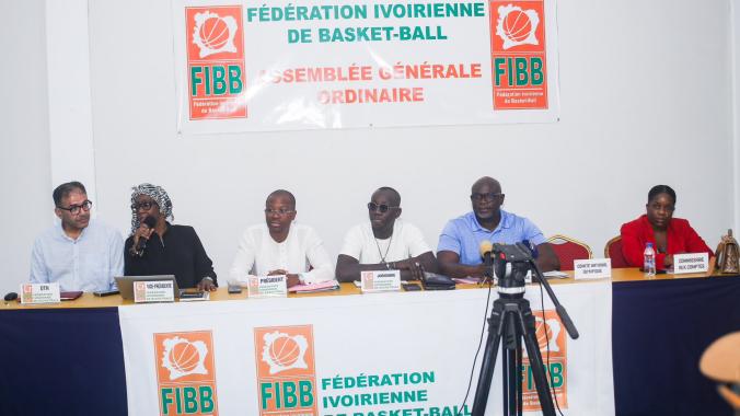 Le président Moussa Diarra (3e de g. à d.) a remercié l’ensemble des membres pour la confiance renouvelée au comité directeur. (Ph : DR)