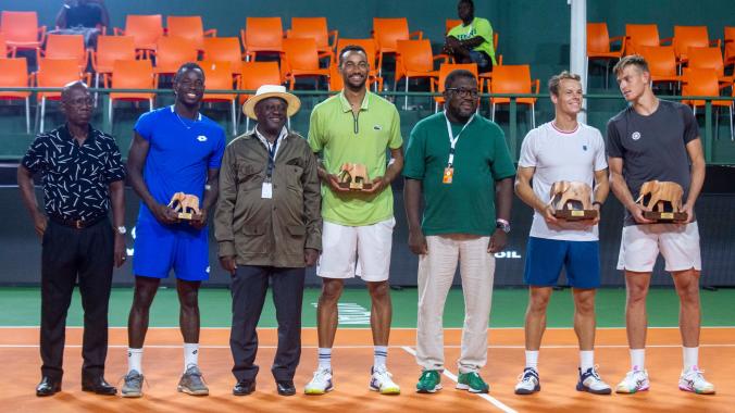 Les vainqueurs et les finalistes ont posé avec les autorités.