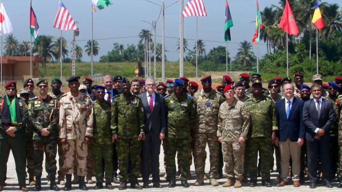 Officiers, sous-officiers et diplomates ont uni leurs forces.