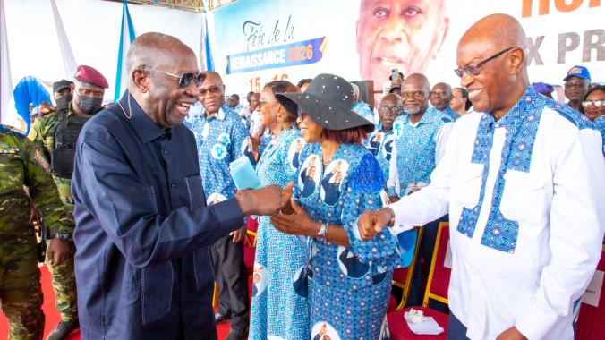 Laurent Gbagbo saluant les responsables de son parti.
