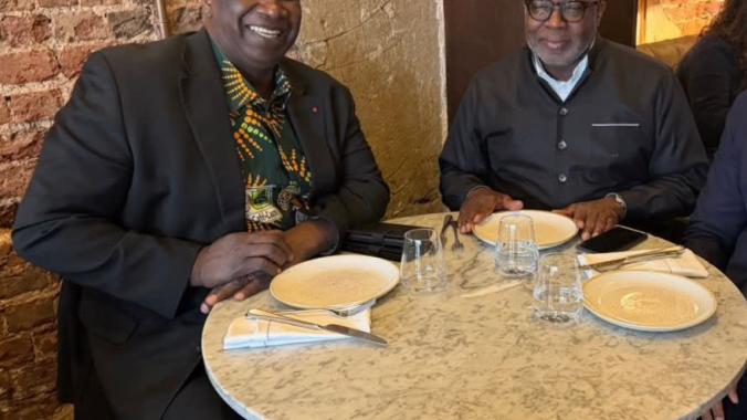 Malick Tohé (à droite) ici en compagnie de l'ambassadeur Aly Touré.