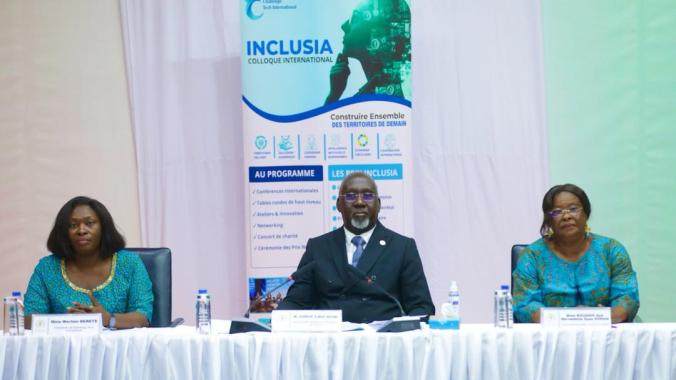 Alcide Djédjé (au centre) a représenté Kandia Camara à cette occasion. 