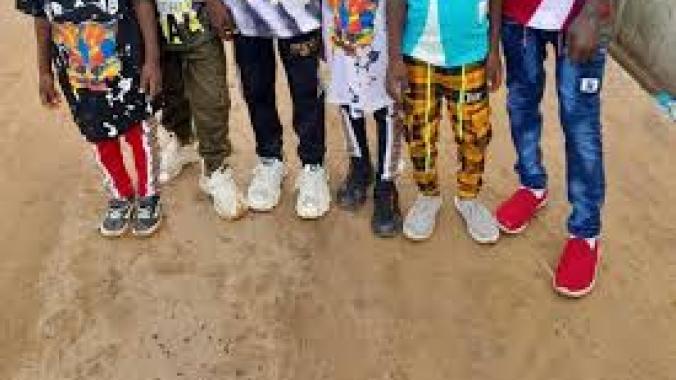 Des enfants ici dans la rue.