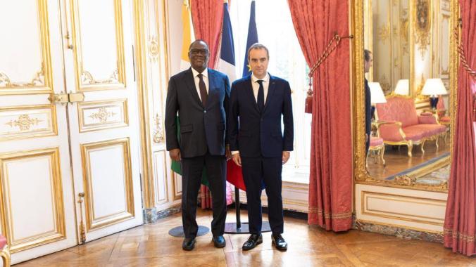 Sébastien Lecornu et son hôte (à gauche) ont échangé sur divers sujets. 