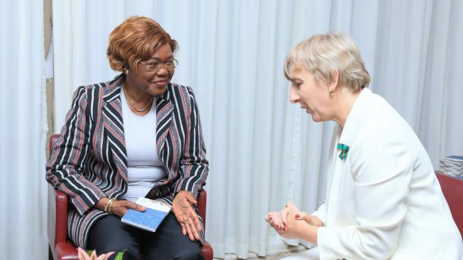 La cheffe de la diplomatie ivoirienne et l’ambassadrice de l’Italie en Côte d’Ivoire ont eu un tête-à-tête avant la cérémonie officielle.
