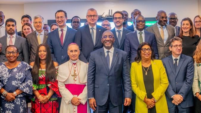 Le ministre Souleymane Diarrassouba (4e à gauche) a échangé avec les ambassadeurs. 