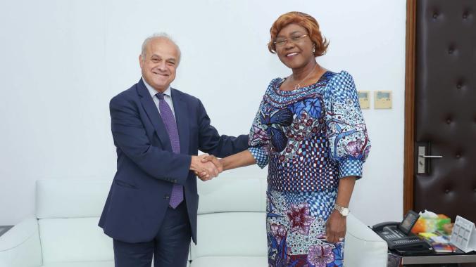 Sourires et salutations traduisant la complicité affichée entre Nialé Kaba (à droite) et Jean-Christophe Belliard. 
